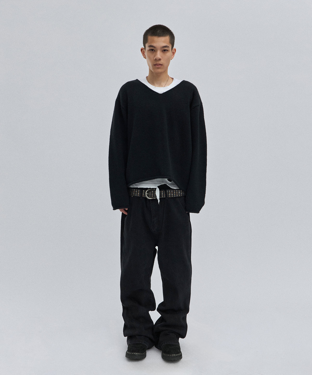 V NECK ROLLED KNIT [BLACK]