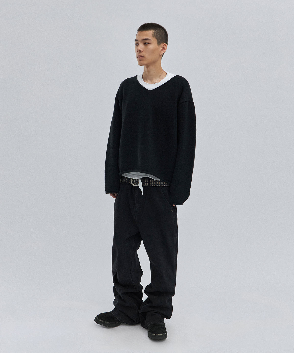 V NECK ROLLED KNIT [BLACK]