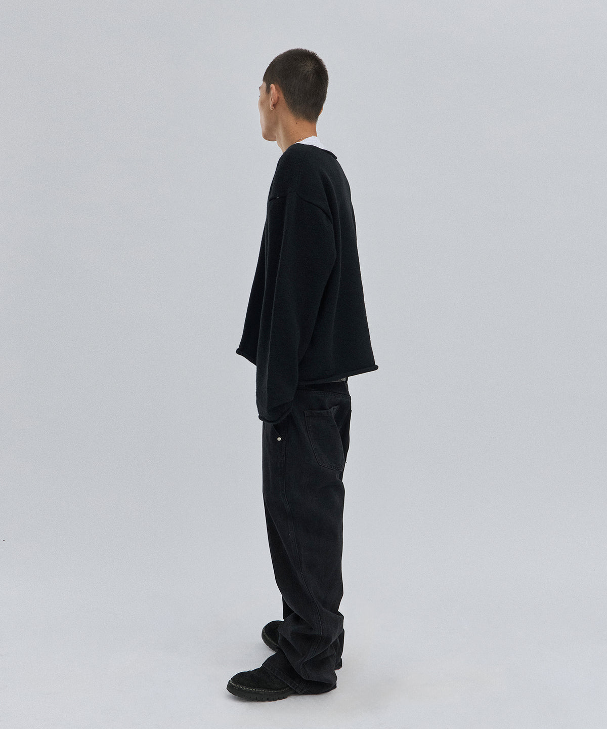 V NECK ROLLED KNIT [BLACK]