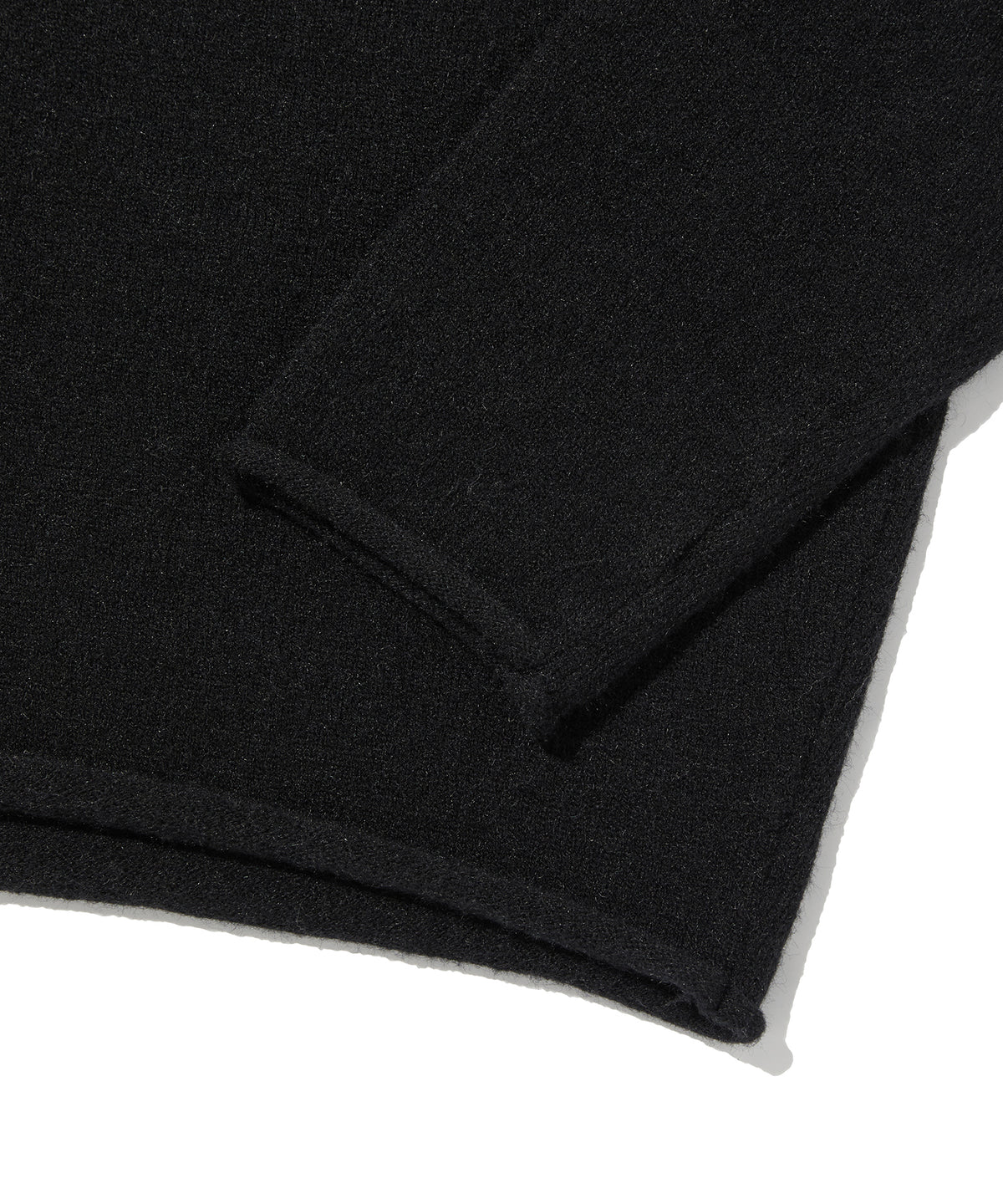 V NECK ROLLED KNIT [BLACK]