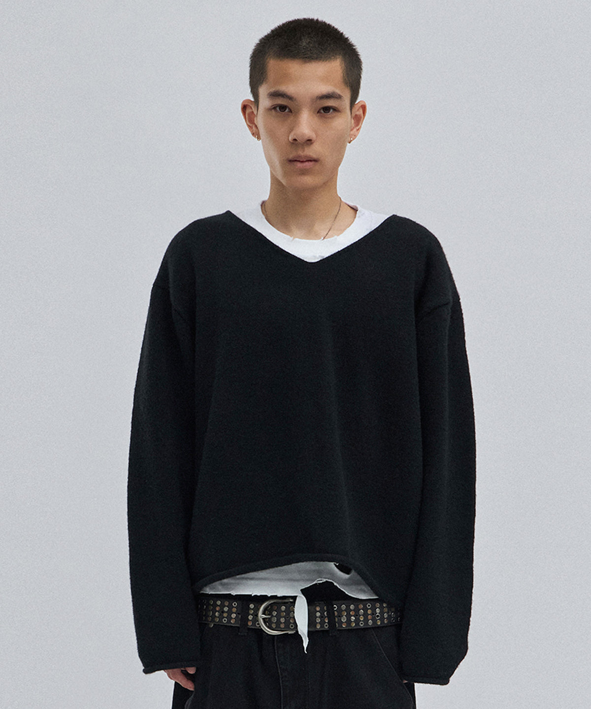 V NECK ROLLED KNIT [BLACK]