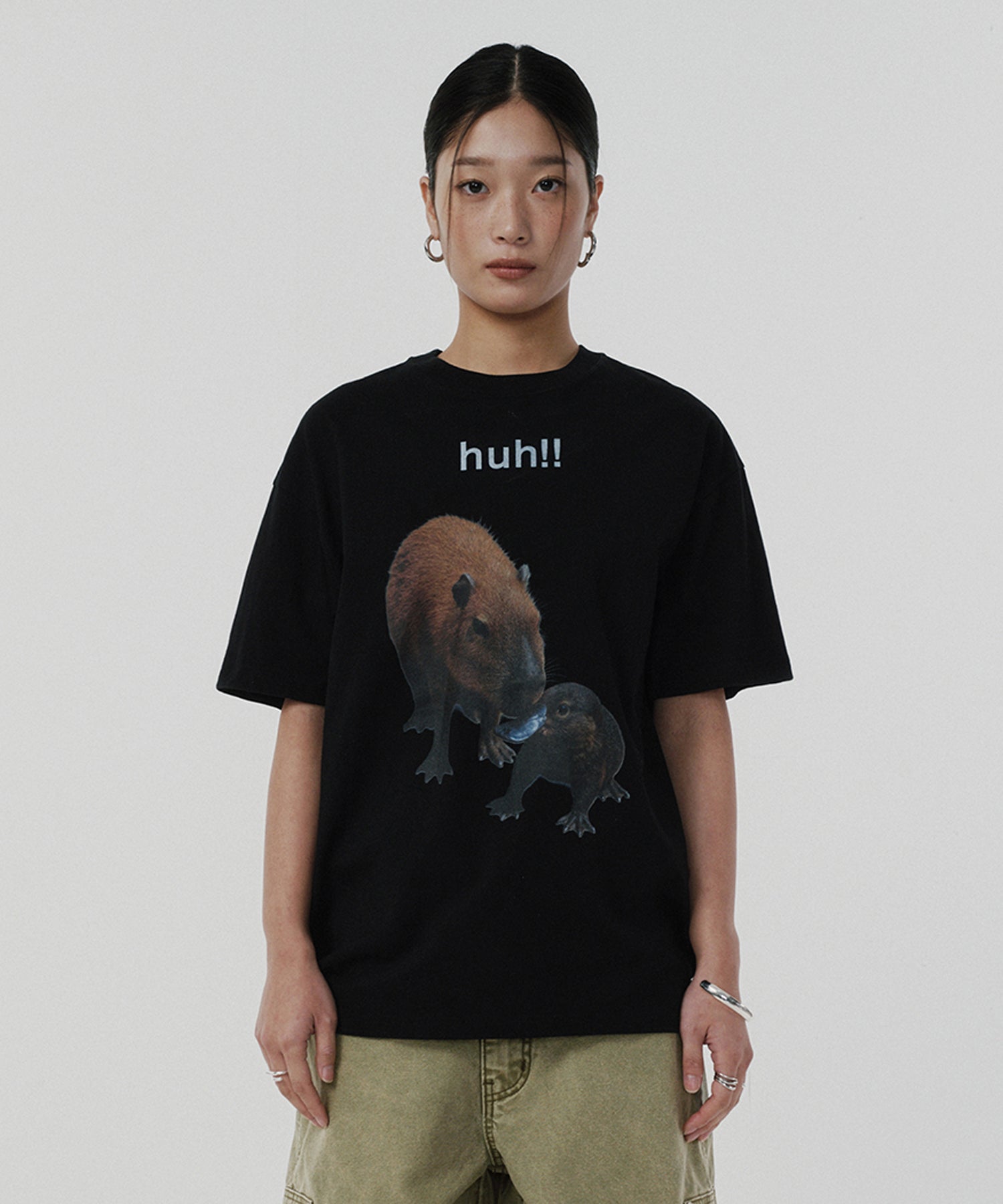 HUH!! CAPYBARA TEE [BLACK]