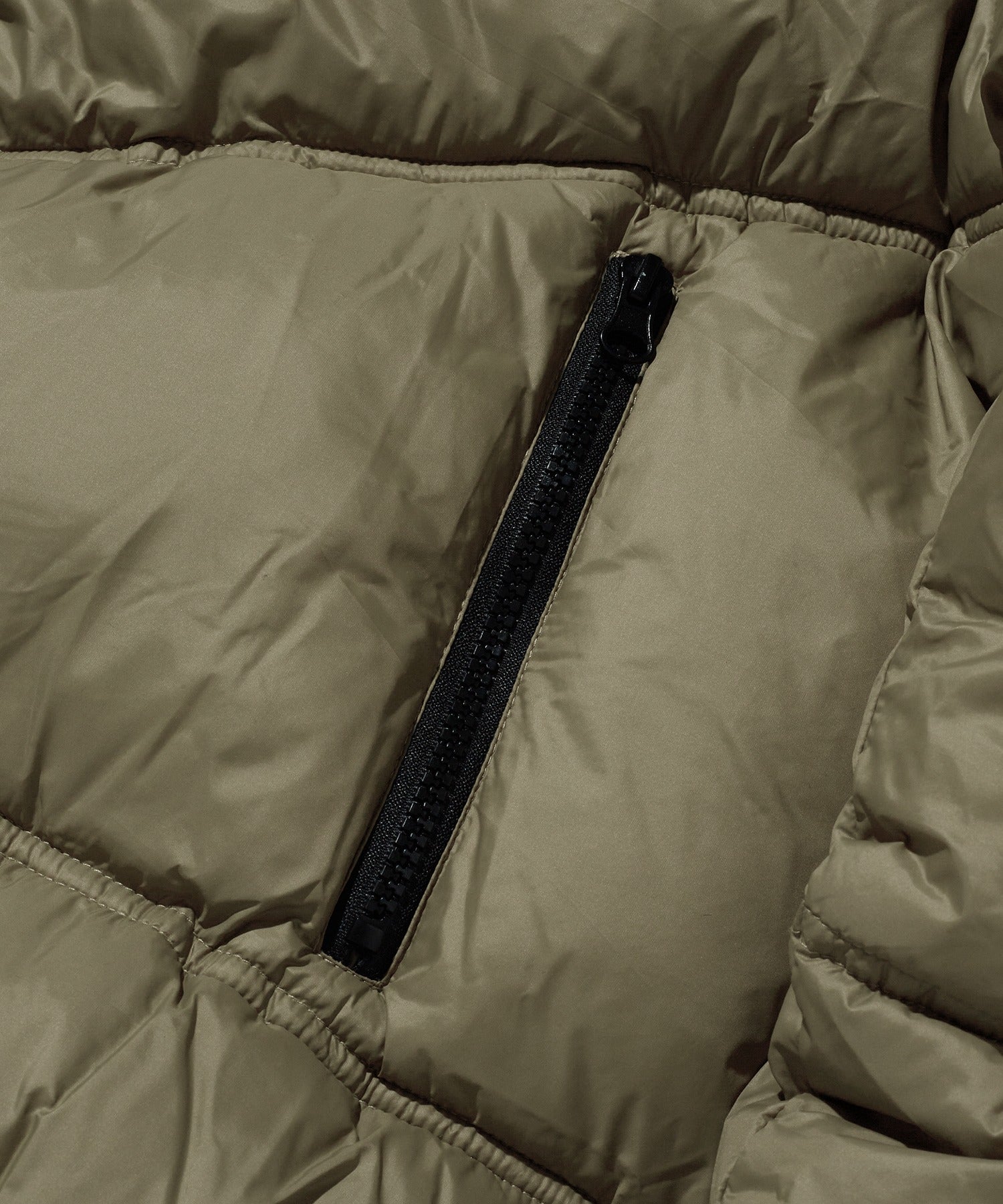 HOODED PUFFER JACKET [KHAKI]