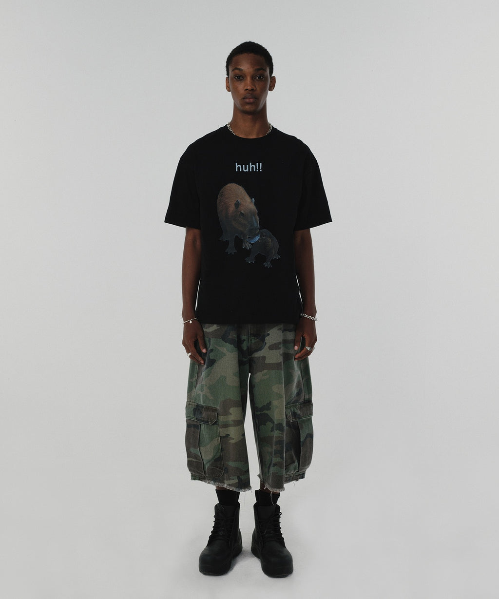 HUH!! CAPYBARA TEE [BLACK]