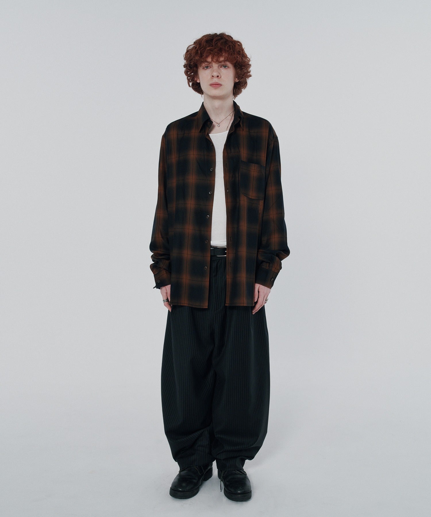 TWO TUCK STRIPE SLACKS [BLACK]