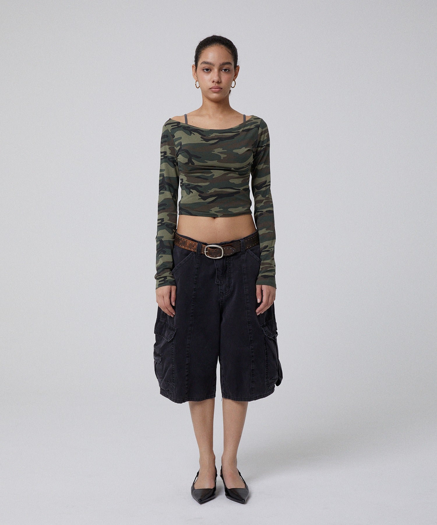 WIDE CARGO SHORTS [BLACK]