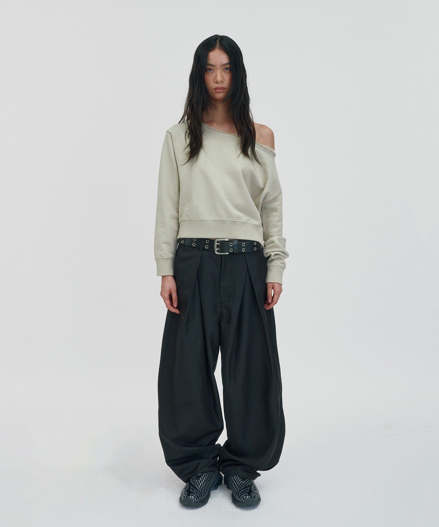 SUNNY ONE SHOULDER CREWNECK [CREAM]