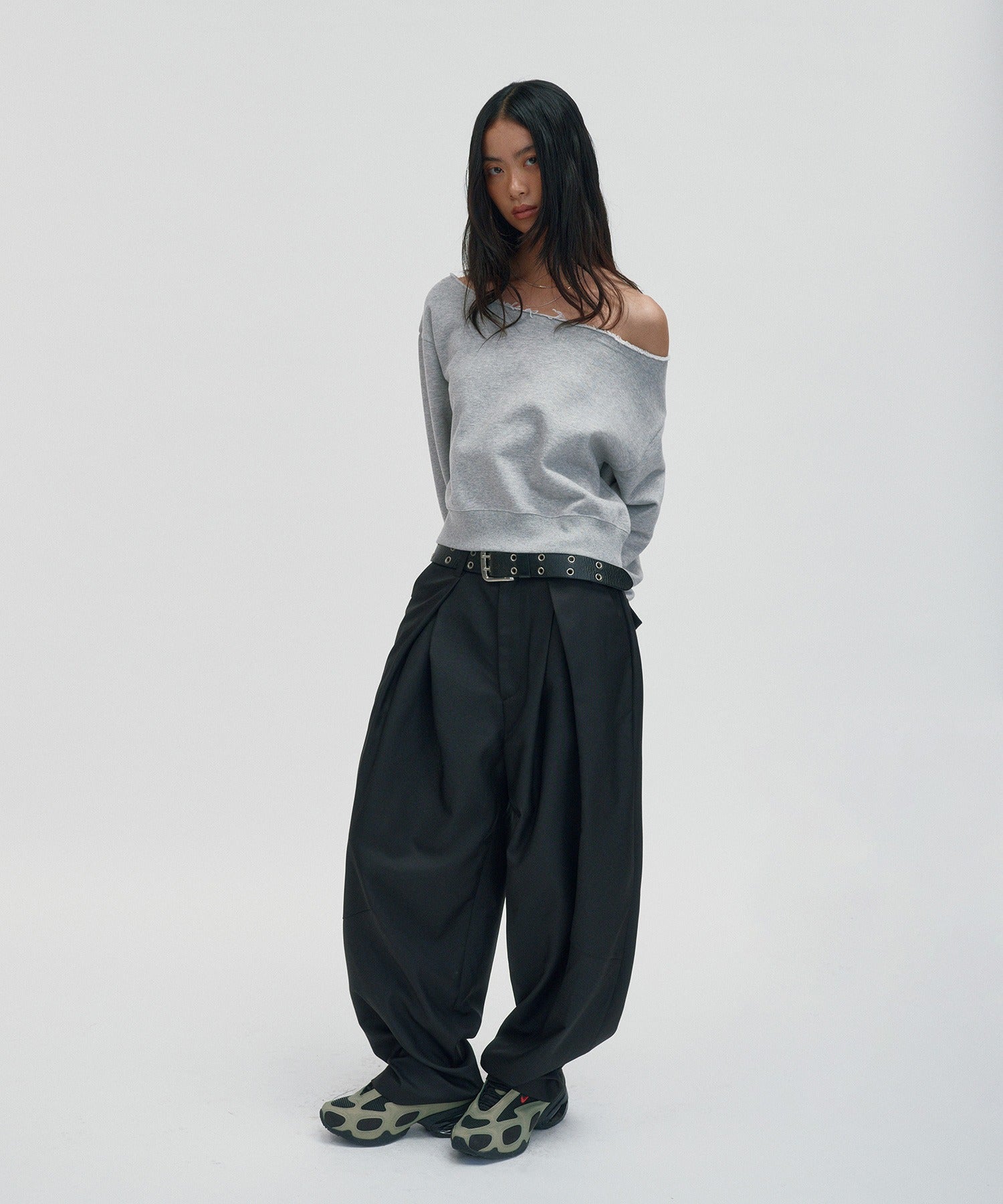 SUNNY ONE SHOULDER CREWNECK [GRAY]