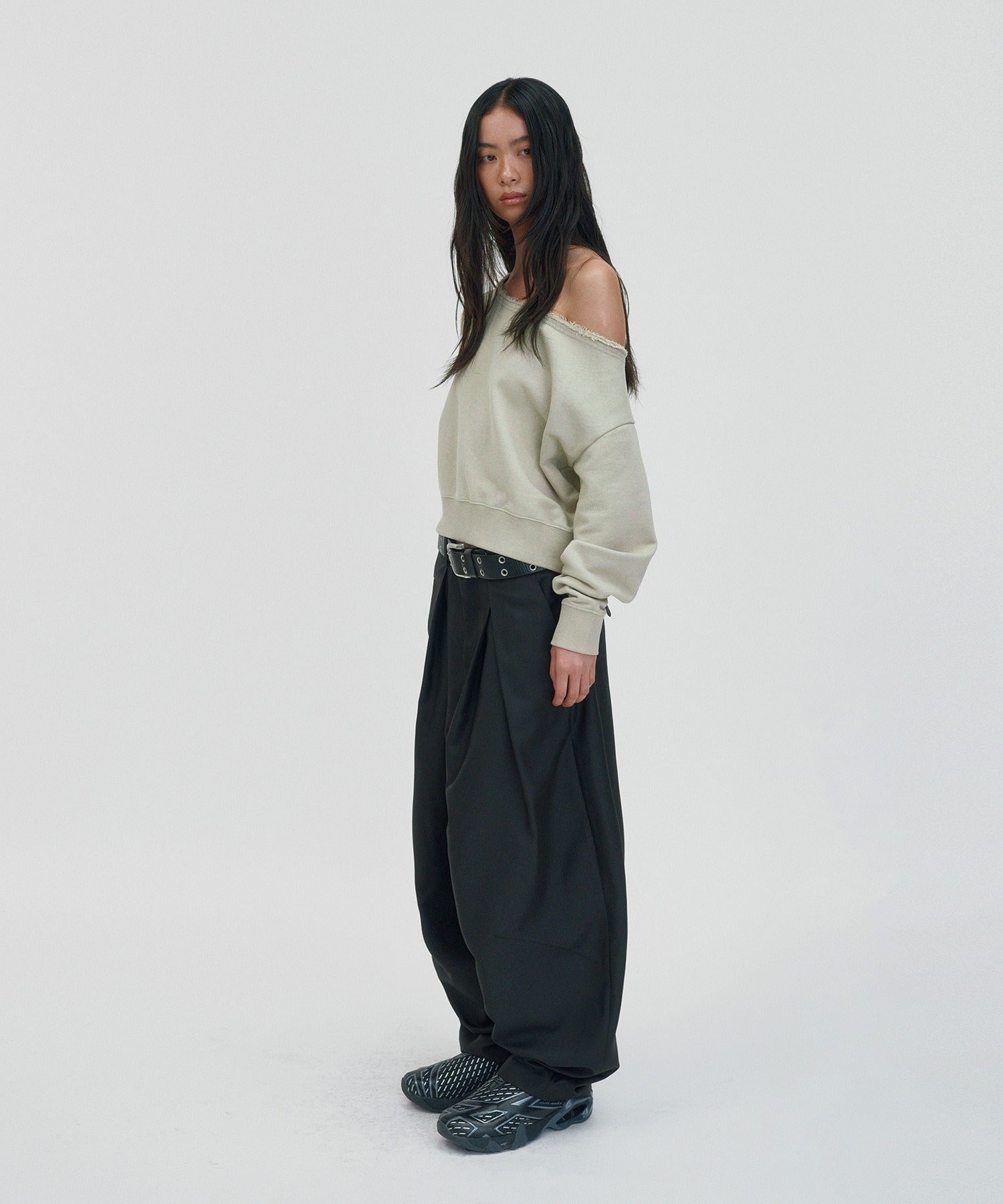 SUNNY ONE SHOULDER CREWNECK [CREAM]