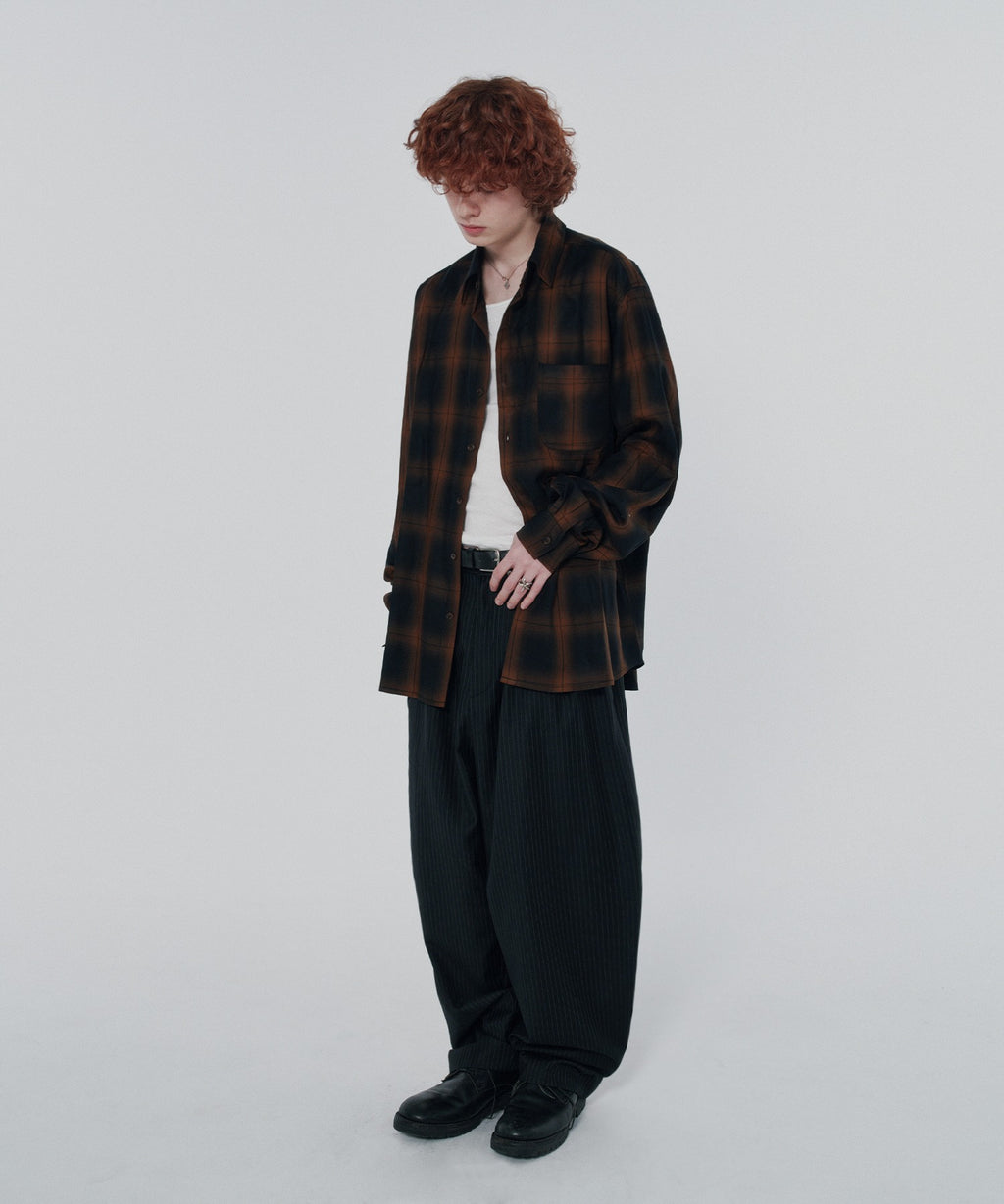 TWO TUCK STRIPE SLACKS [BLACK]