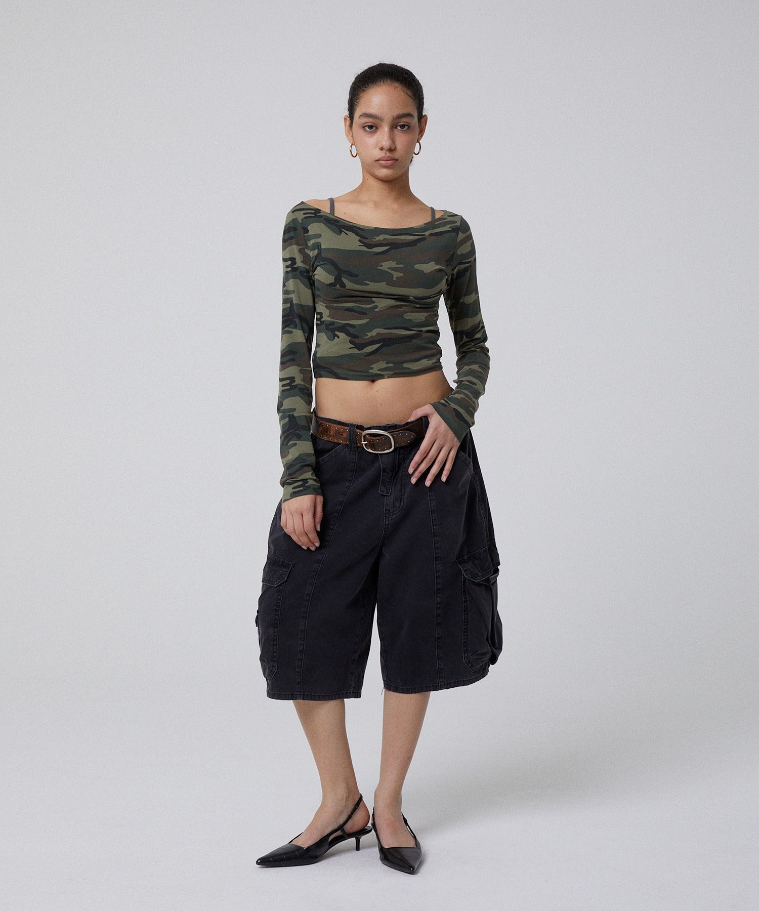 WIDE CARGO SHORTS [BLACK]