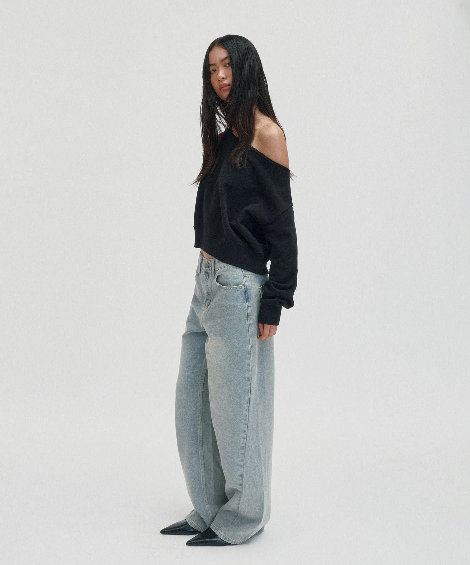 SUNNY ONE SHOULDER CREWNECK [BLACK]