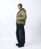 HOODED PUFFER JACKET [KHAKI]