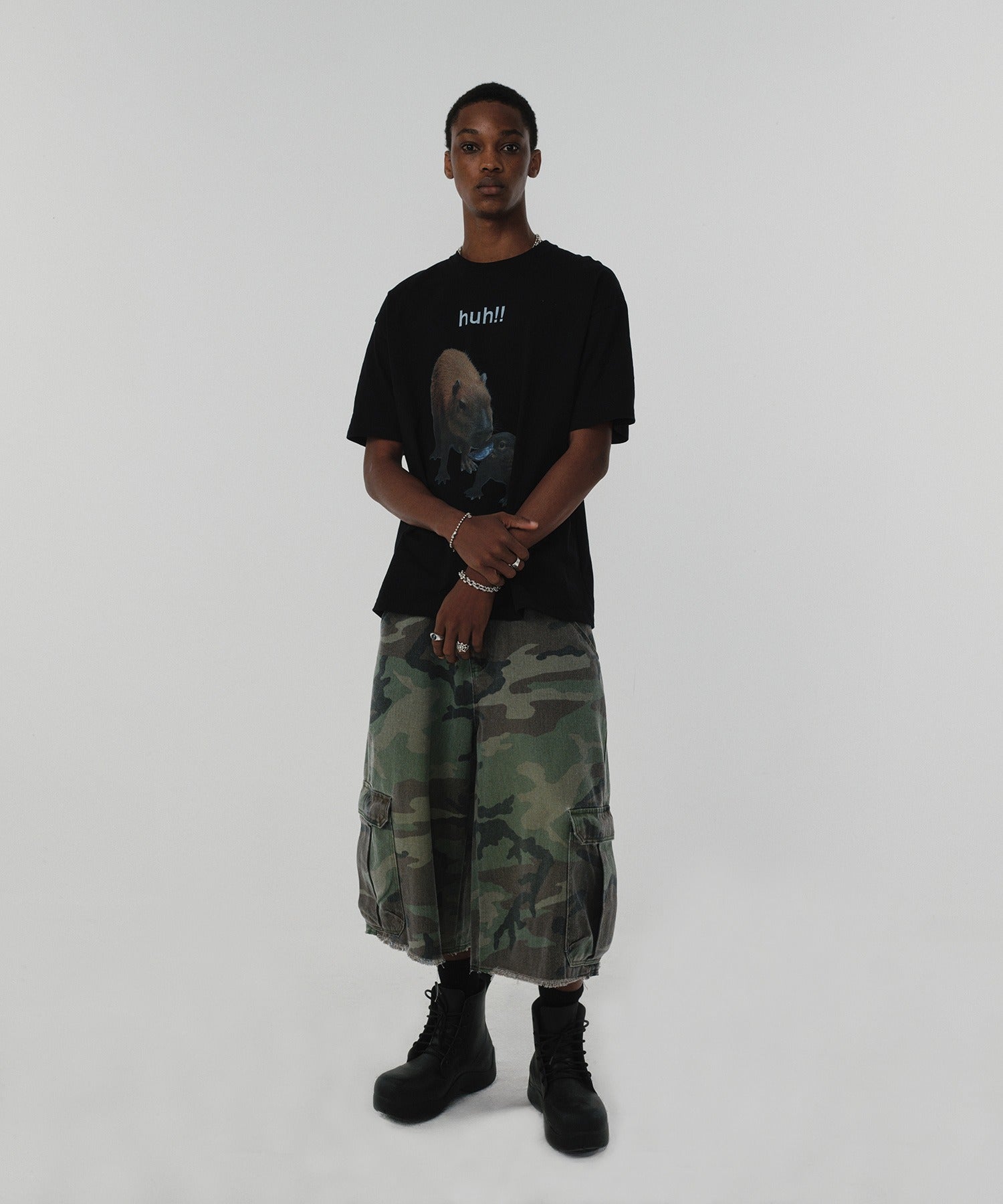 HUH!! CAPYBARA TEE [BLACK]