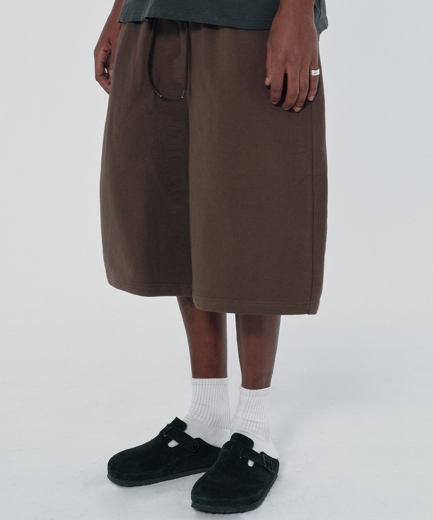 WIDE SWEAT SHORTS [BROWN]