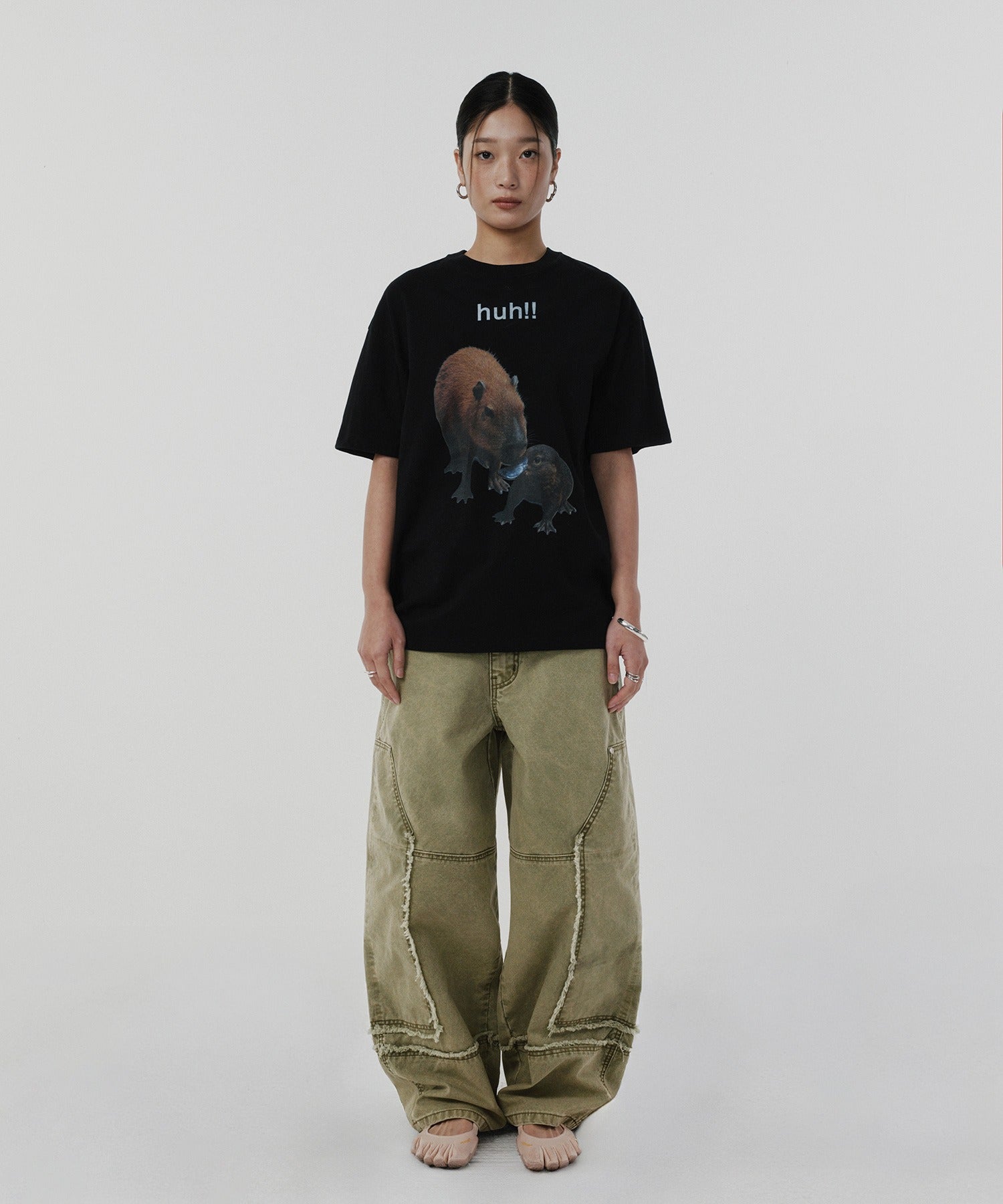 HUH!! CAPYBARA TEE [BLACK]