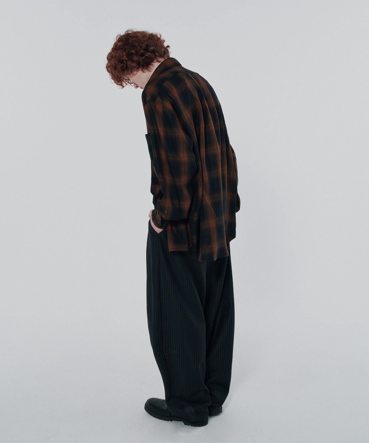 TWO TUCK STRIPE SLACKS [BLACK]