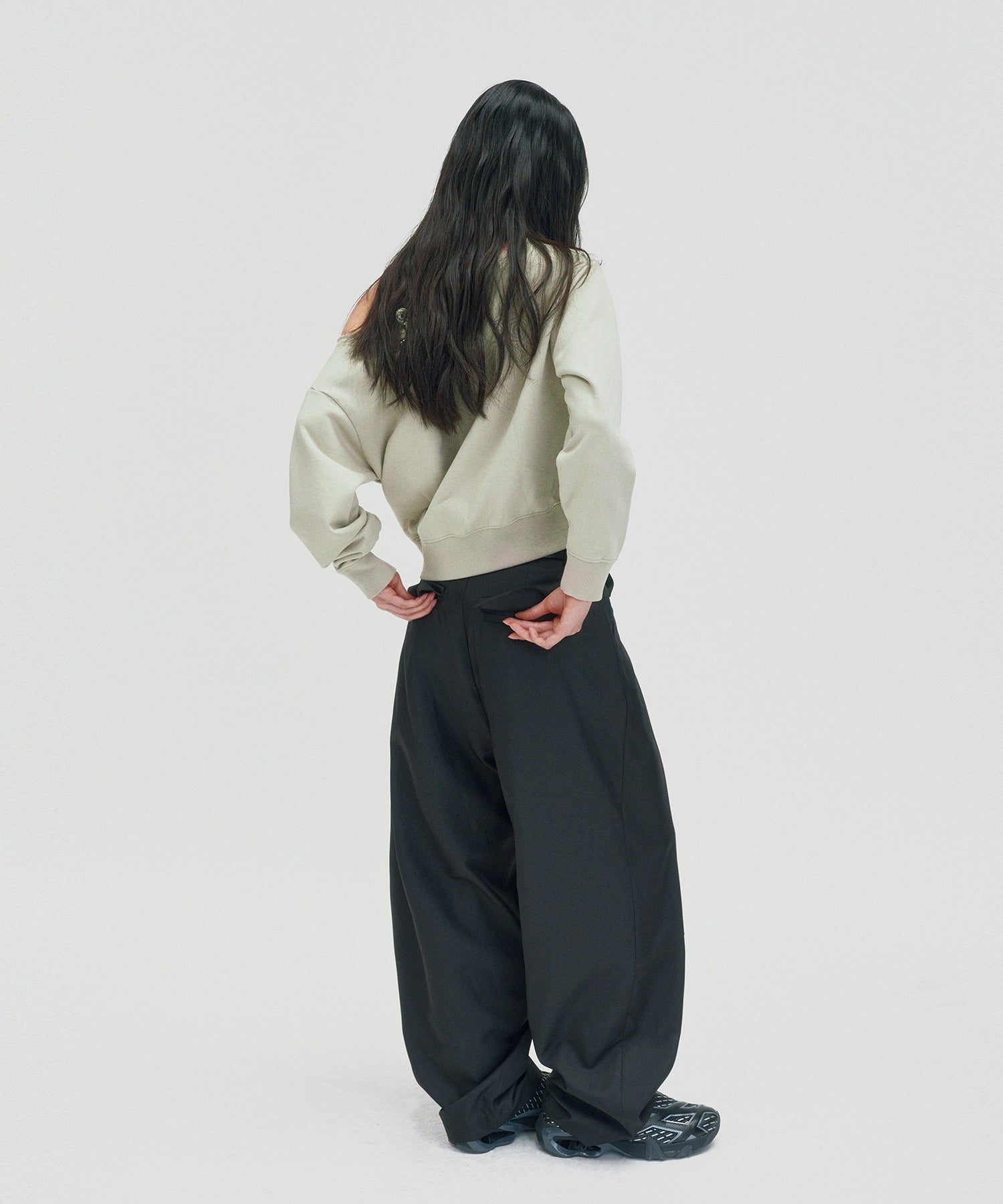 SUNNY ONE SHOULDER CREWNECK [CREAM]