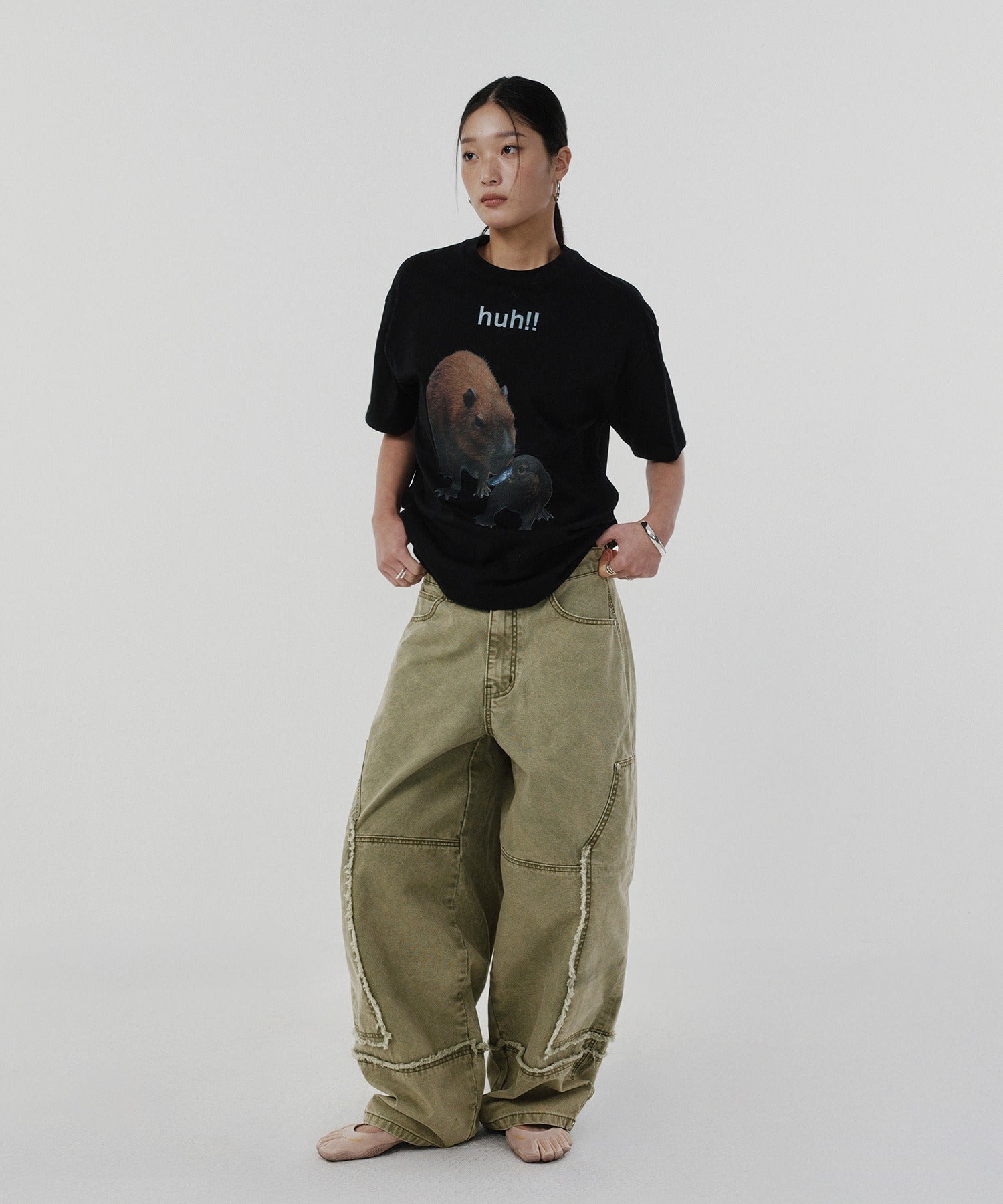 HUH!! CAPYBARA TEE [BLACK]