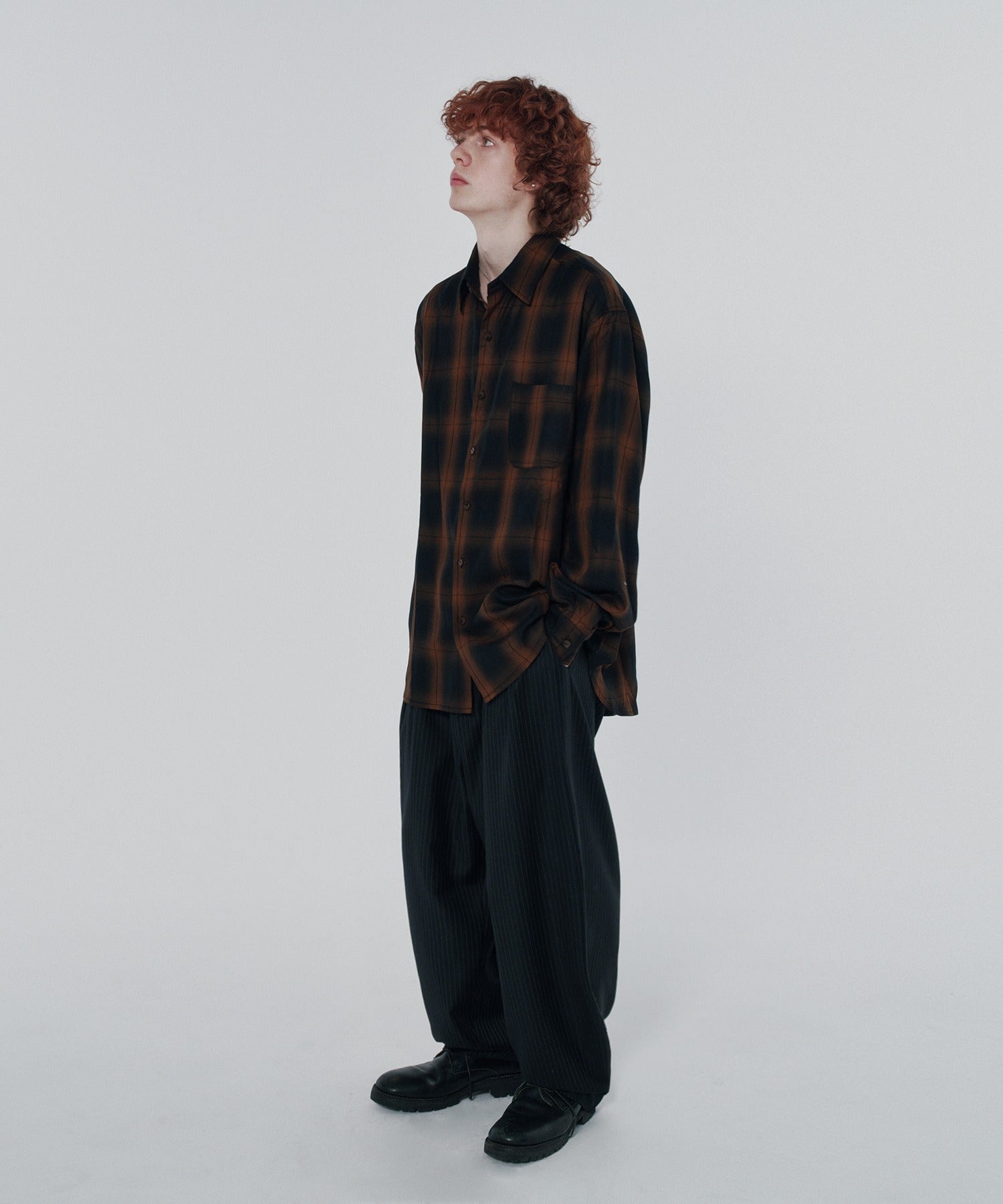 TWO TUCK STRIPE SLACKS [BLACK]