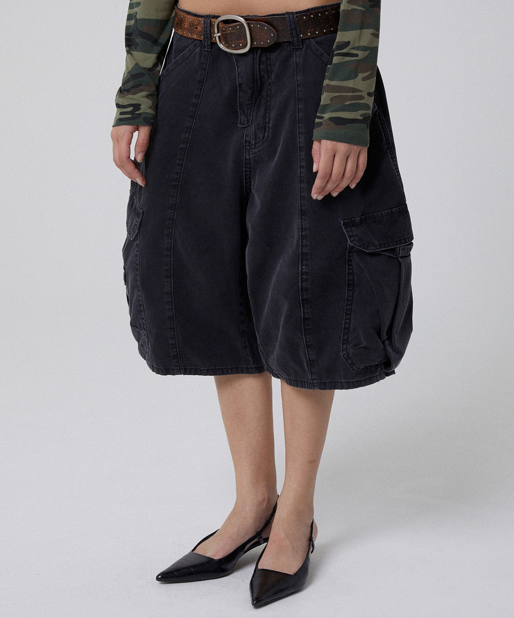 WIDE CARGO SHORTS [BLACK]