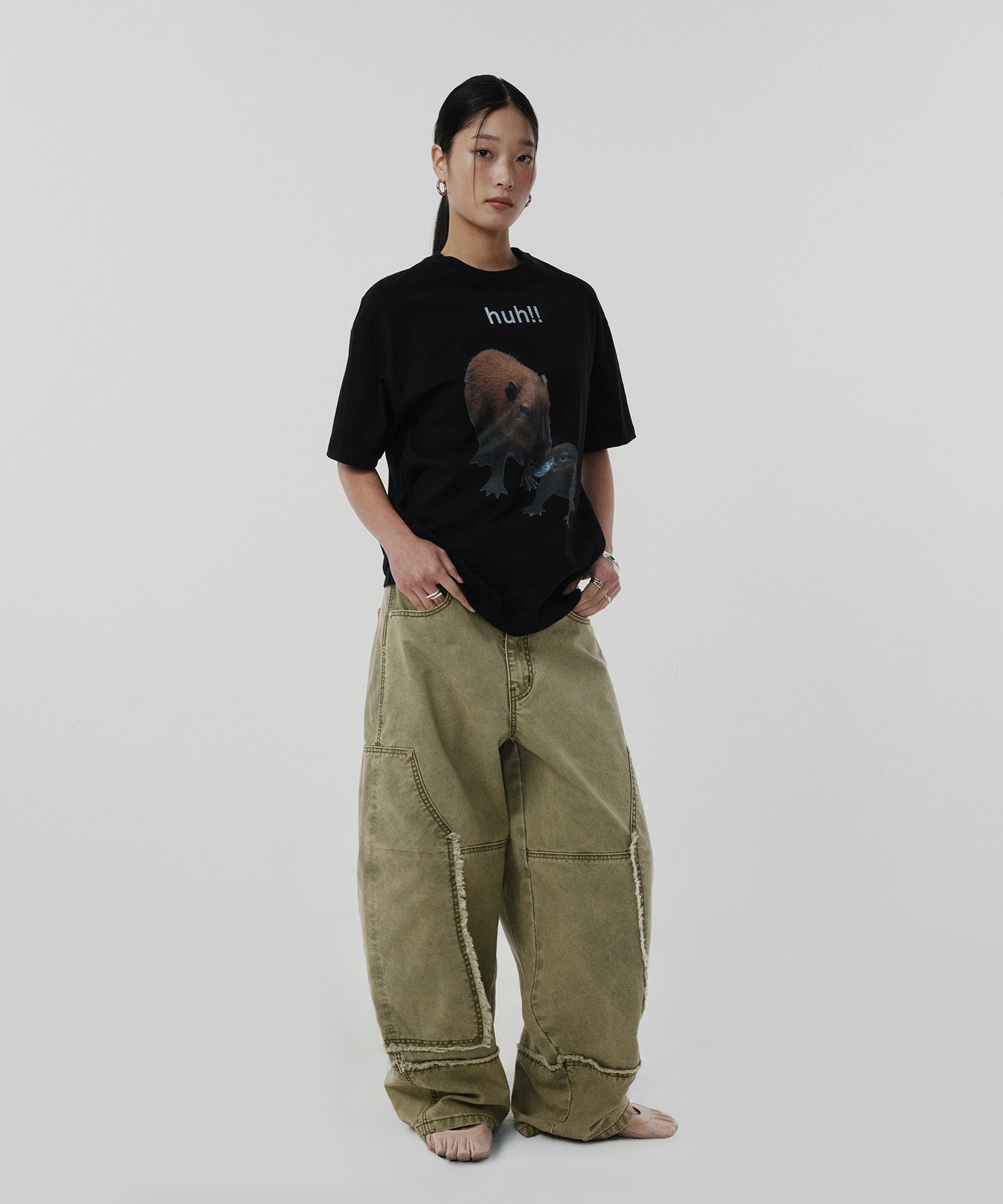 HUH!! CAPYBARA TEE [BLACK]