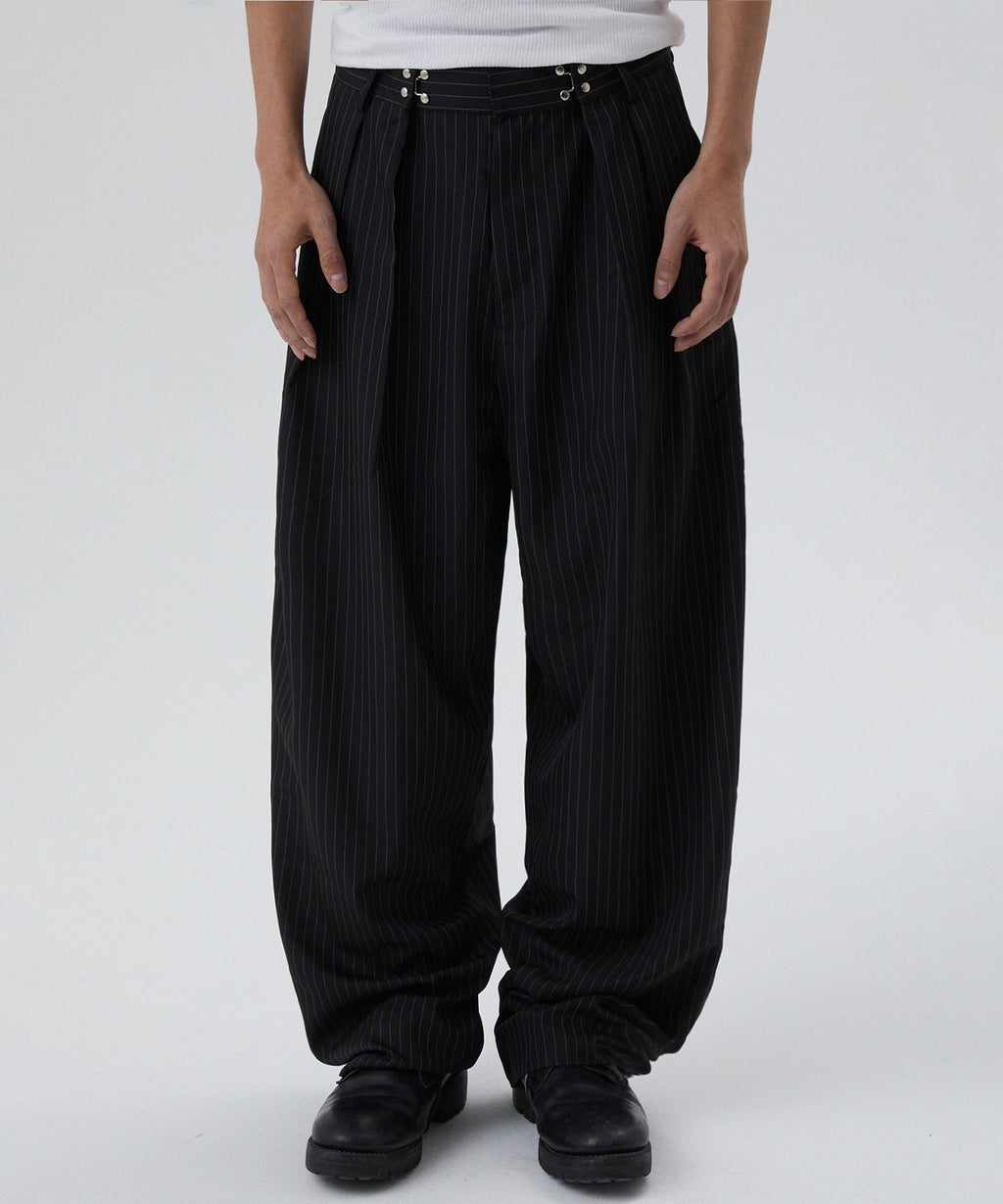 TWO TUCK STRIPE SLACKS [BLACK]