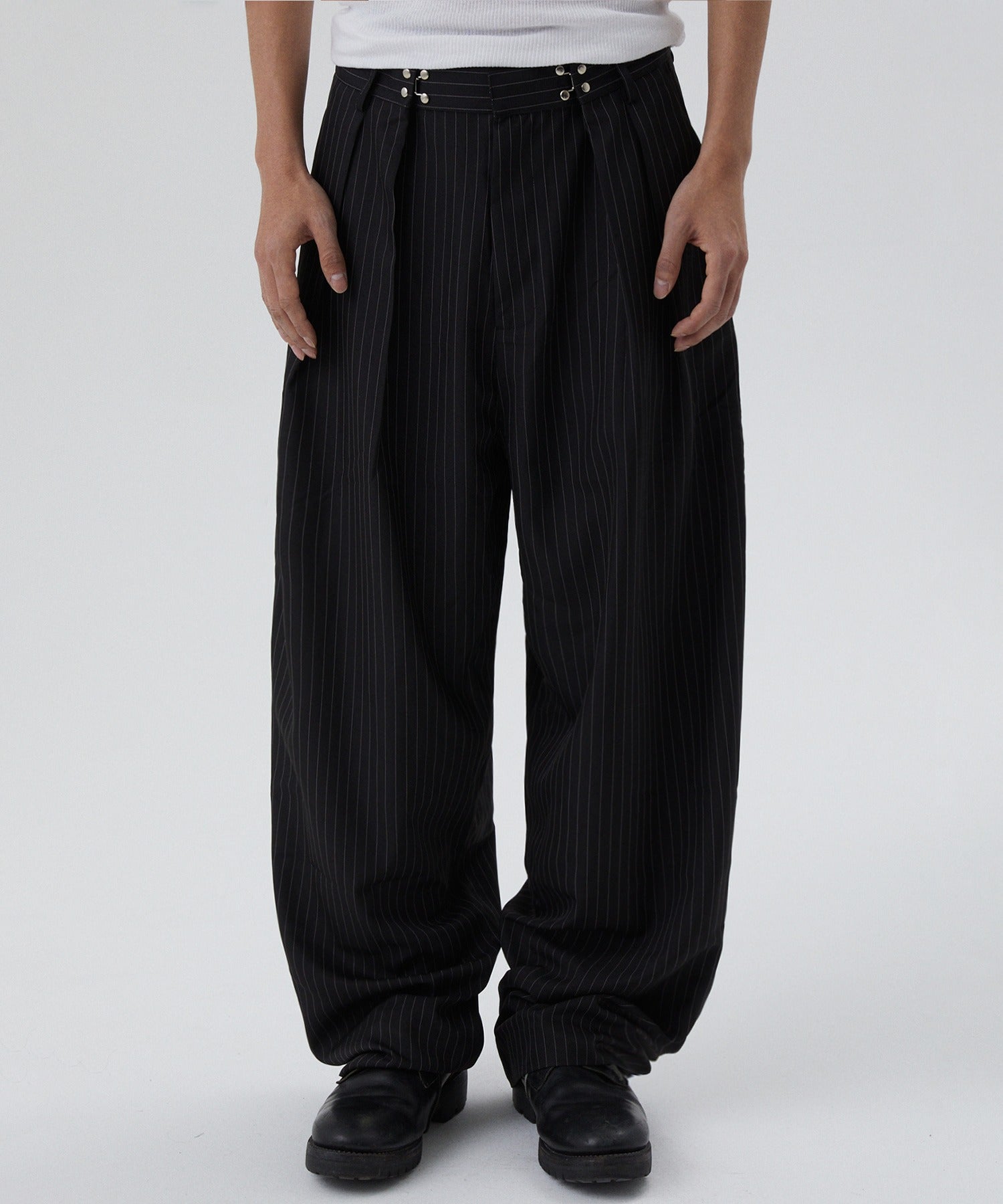 TWO TUCK STRIPE SLACKS [BLACK]